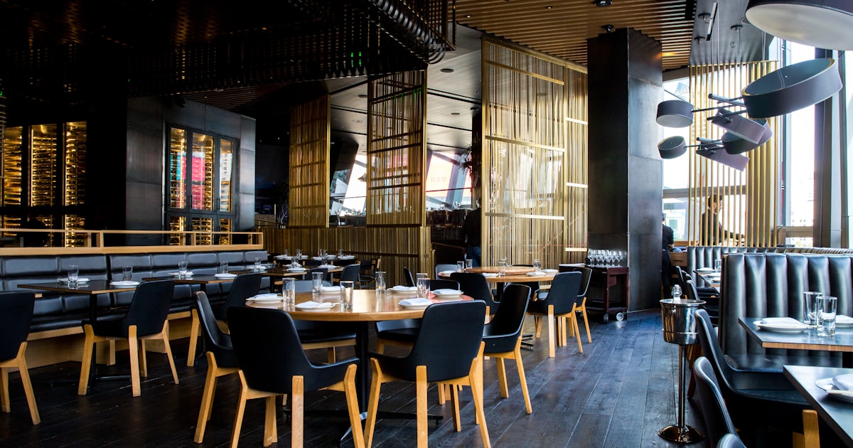 Cliente em restaurante usando app de fidelidade